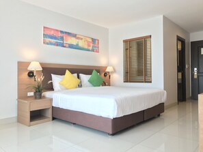 Deluxe King Room | 迷你吧、客房內保險箱、書桌、熨斗/熨衣板