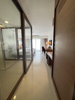 Premier Deluxe Room | 迷你吧、客房内保险箱、办公桌、熨斗/熨板