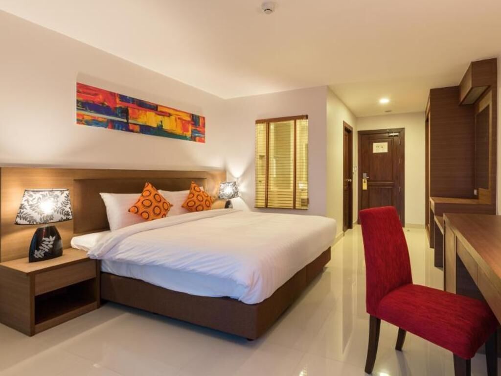 Minibar, in-room safe, desk, iron/ironing board