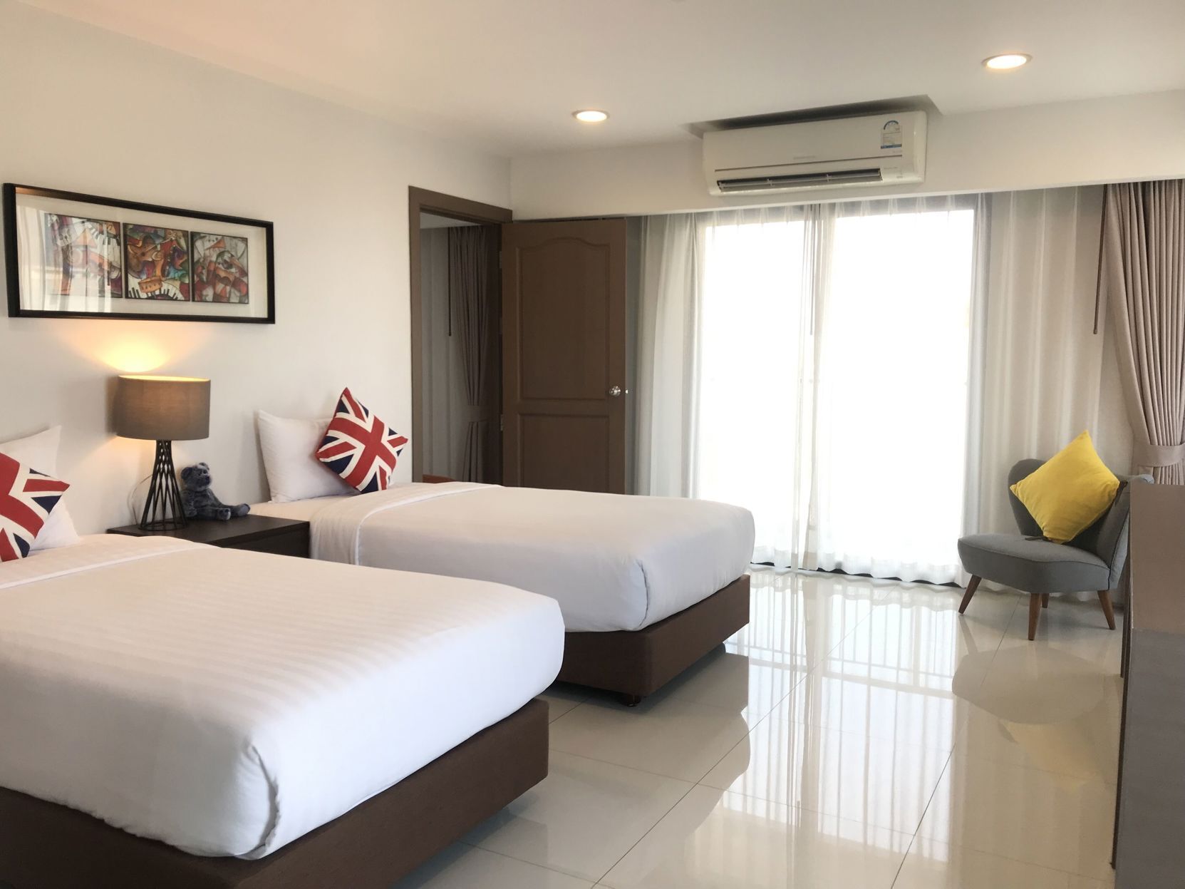 Minibar, in-room safe, desk, iron/ironing board