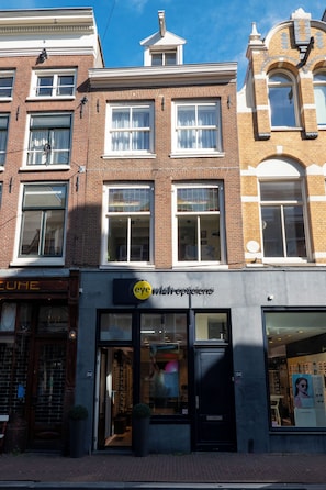 Un edificio con escaparate que dice 'eye wash opticians'.