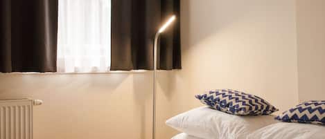 Minibar, decoración personalizada, muebles diferentes y escritorio