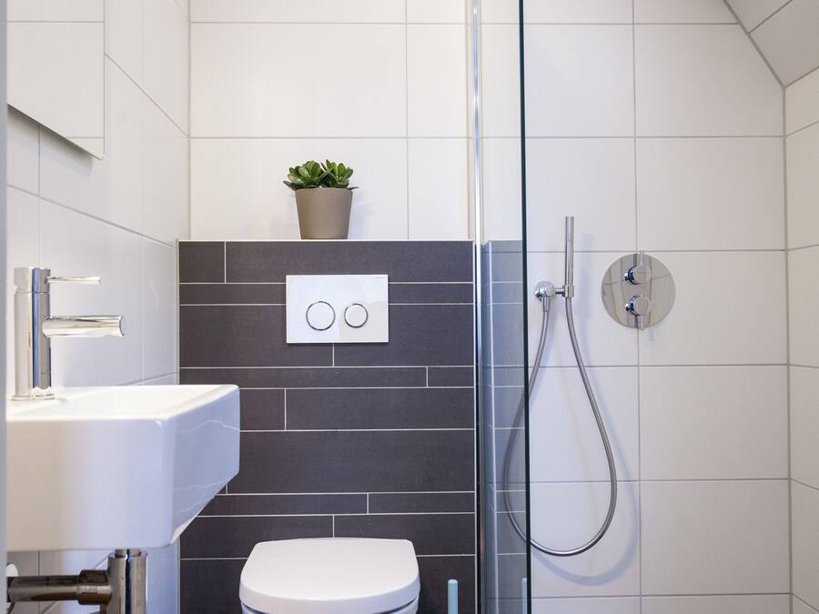 Camera doppia | Bagno | Doccia, soffione a pioggia, set di cortesia gratuito, asciugacapelli