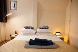 Minibar, individually decorated, individually furnished, desk - Kuwadro Guesthouse Jordaan (Amsterdam)
