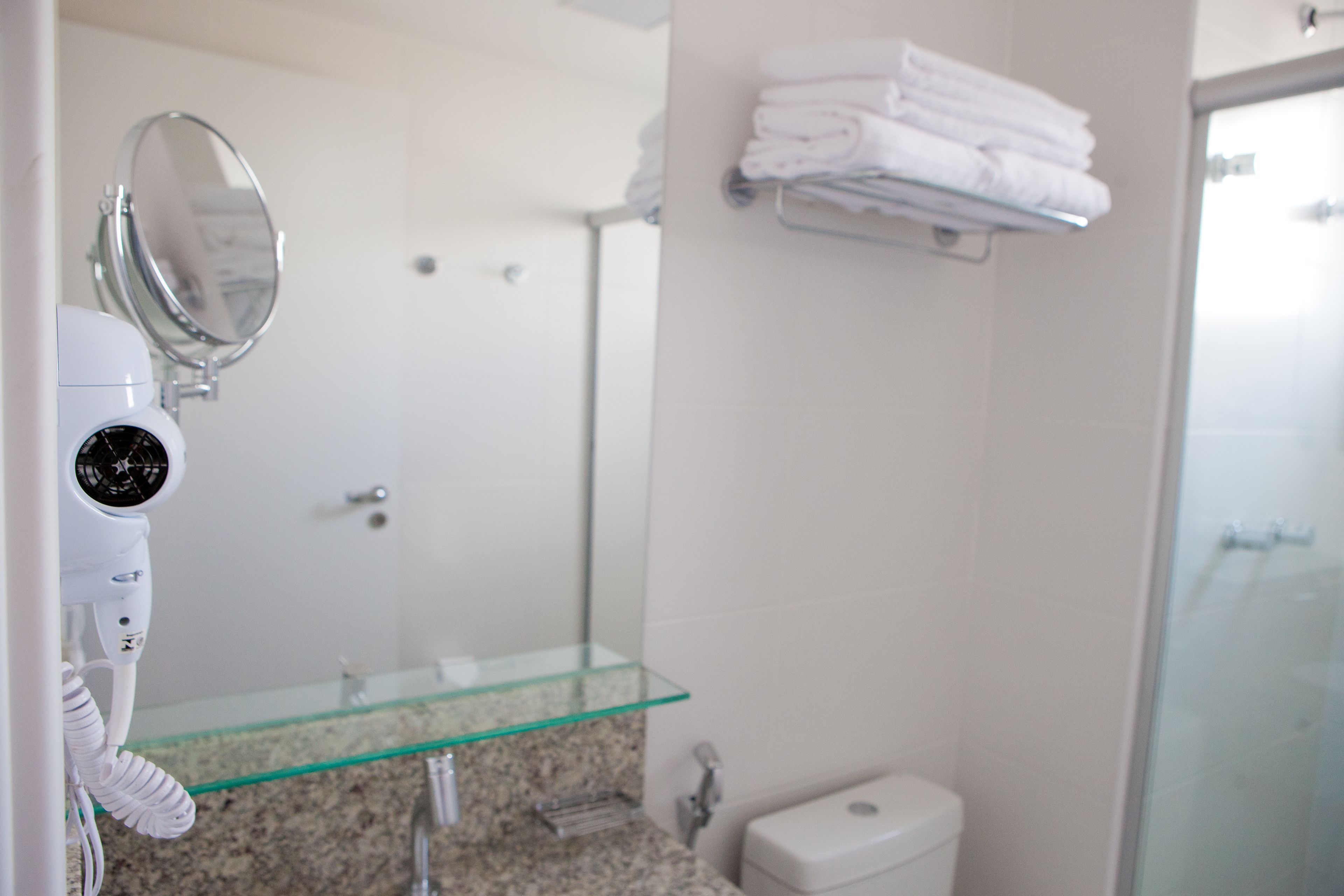 premium casal - 1 cama queen | bathroom | shower, hair dryer, towels