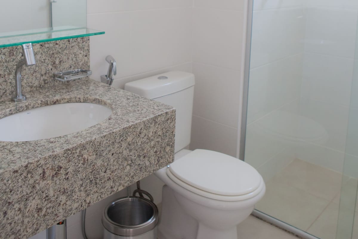 Een douche, een haardroger, handdoeken