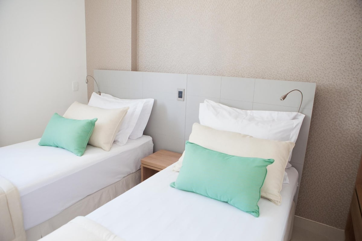 Een minibar, een kluis op de kamer, een bureau, gratis wifi