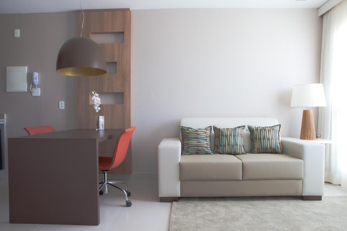 Woonkamer | Een 45-inch televisie met satellietzenders