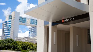 A modern building with a sign reading "INTERCITY" and "LED AGUAS CLARAS".