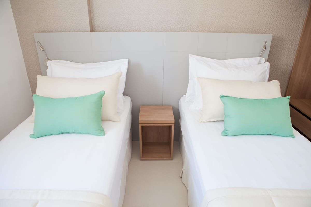 Een minibar, een kluis op de kamer, een bureau, gratis wifi