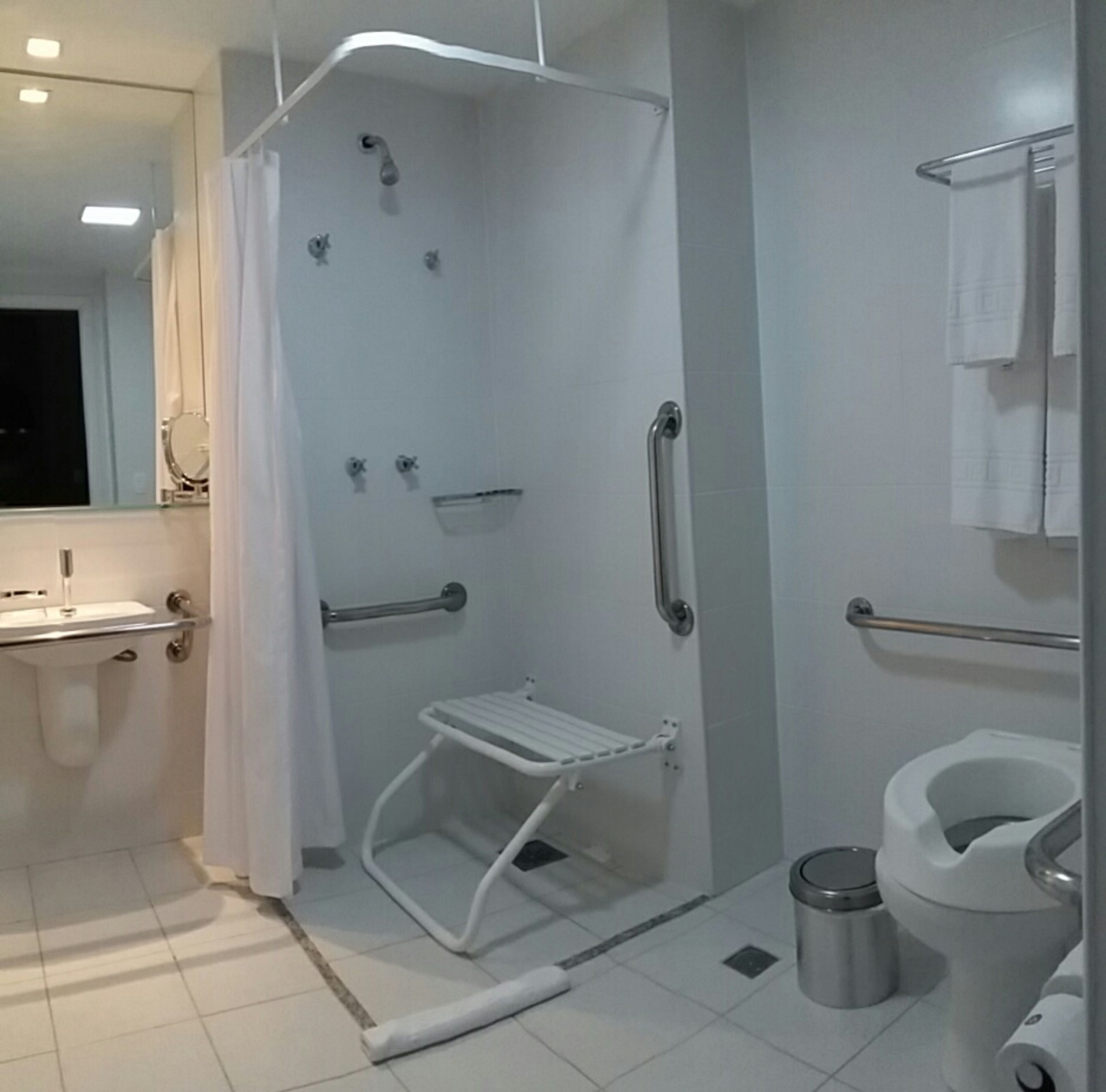 apartamento adaptado - 2 camas solteiro | bathroom | shower, hair dryer, towels