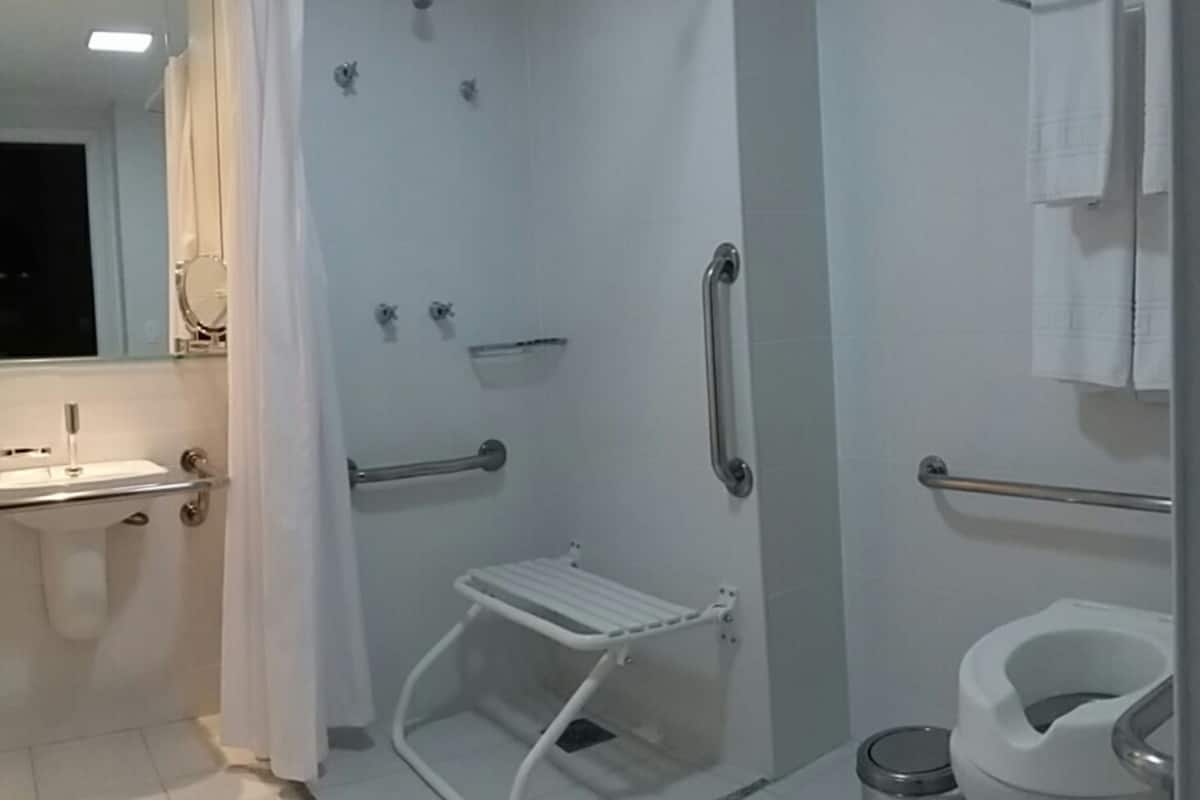apartamento adaptado - 2 camas solteiro | bathroom | shower, hair dryer, towels