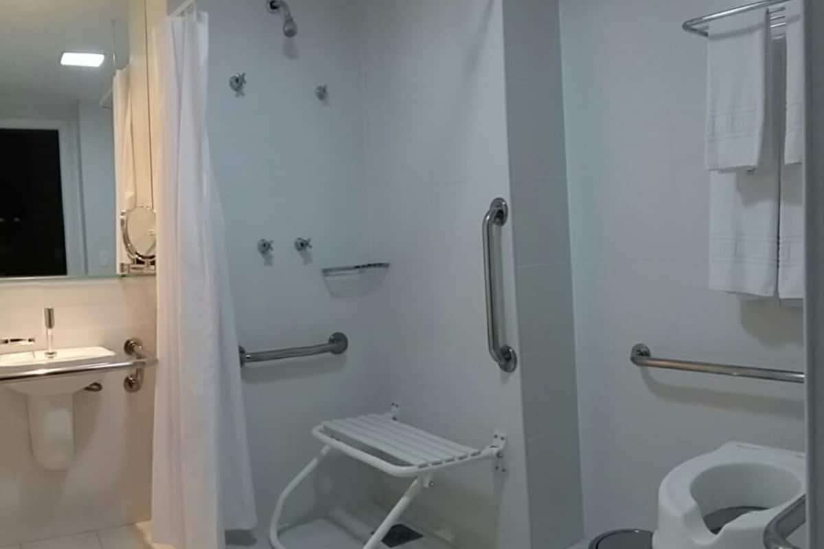 Standaard Twin kamer | Badkamer | Een douche, een haardroger, handdoeken