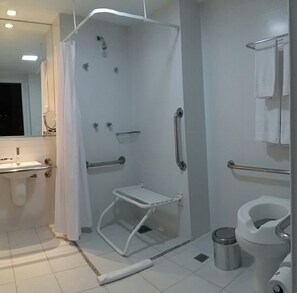 Standard PwD Disability Access - 2 Single Beds | ห้องน้ำ | ฝักบัว, ไดร์เป่าผม, ผ้าเช็ดตัว