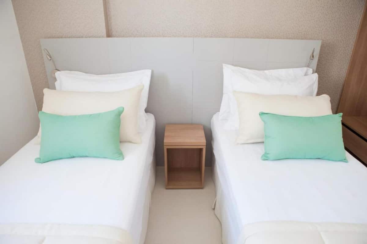 Een minibar, een kluis op de kamer, een bureau, gratis wifi