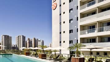 Piscina a l'aire lliure (horari: 08:00-23:00) i gandules