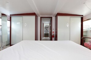 Condo, 4 Bedrooms (Houseboat)