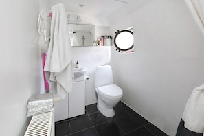 Condo, 4 Bedrooms (Houseboat) | Bathroom