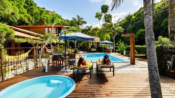 Außenpool, Sonnenschirme, Liegestühle