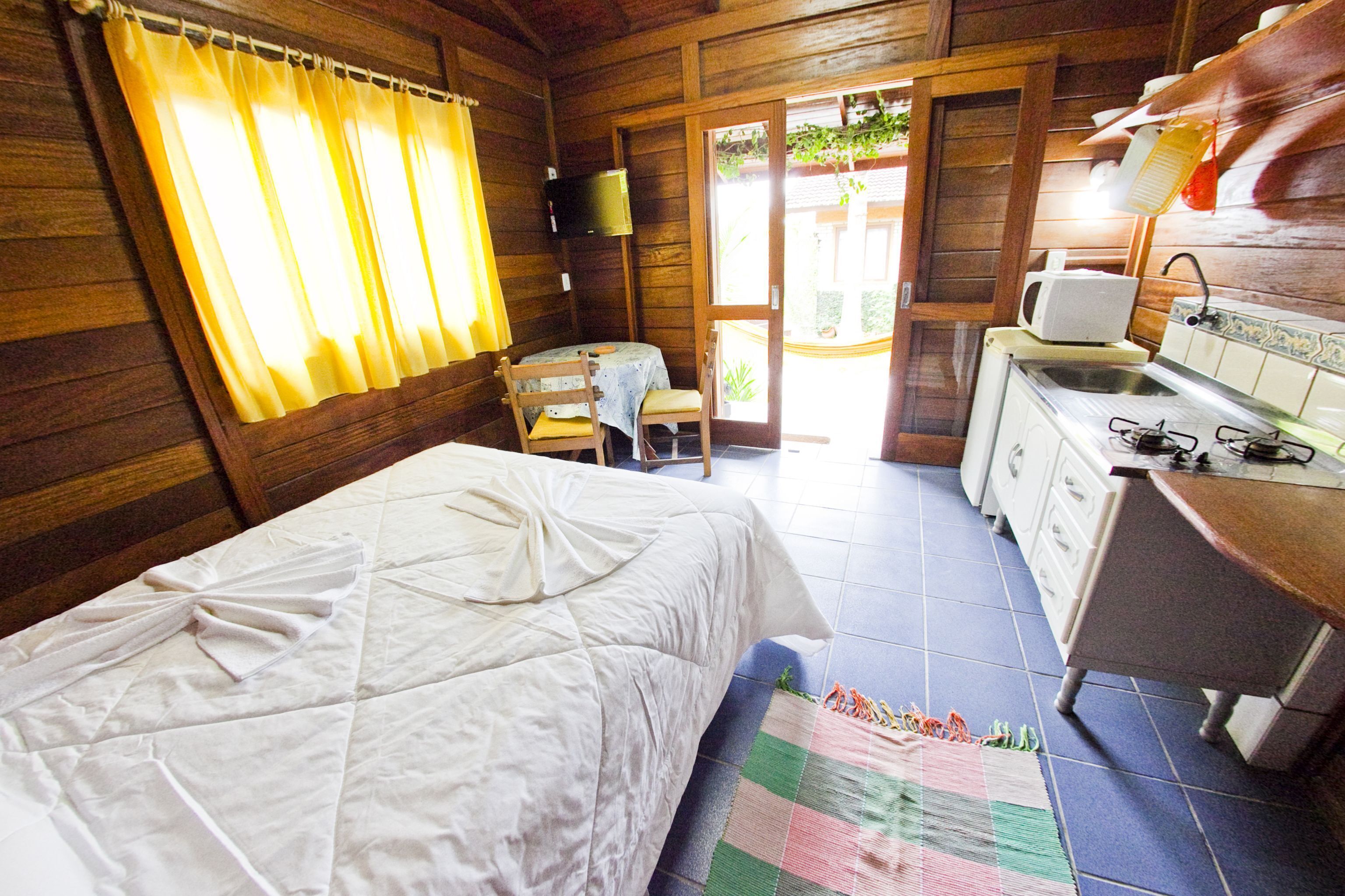 Hypo-allergenic bedding, blackout curtains, free WiFi, bed sheets