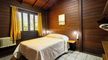 Chalé básico, 1 quarto, para fumantes, cozinha | Vista do quarto