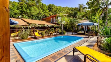 Außenpool, Sonnenschirme, Liegestühle