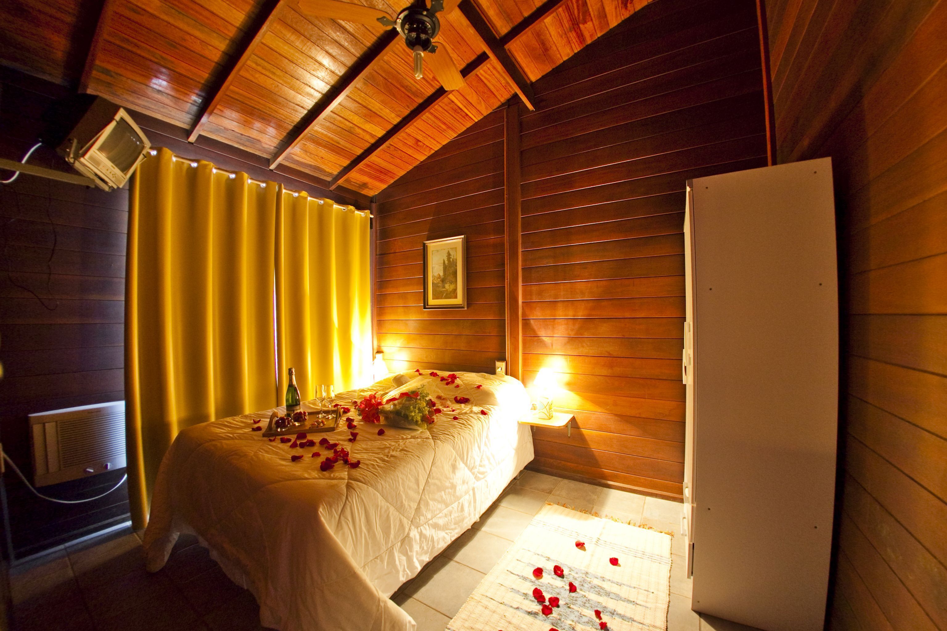 Hypo-allergenic bedding, blackout curtains, free WiFi, bed sheets