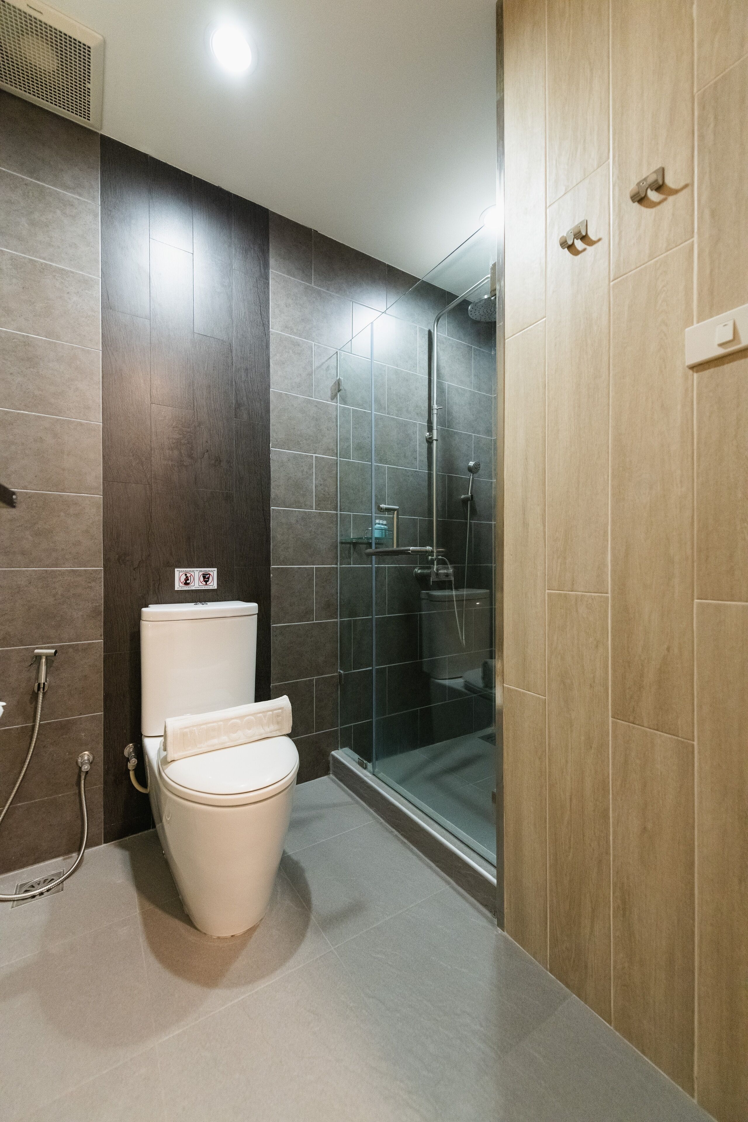 standard room | bathroom | shower, rainfall showerhead, free toiletries, hair dryer