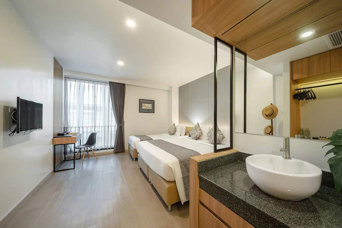 Deluxe Triple Room | Desk, soundproofing, free WiFi, bed sheets