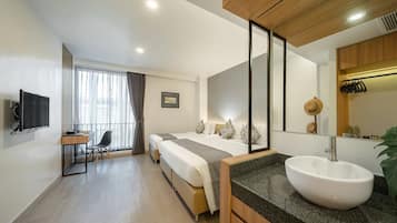 Deluxe Triple Room | Desk, soundproofing, free WiFi, bed sheets