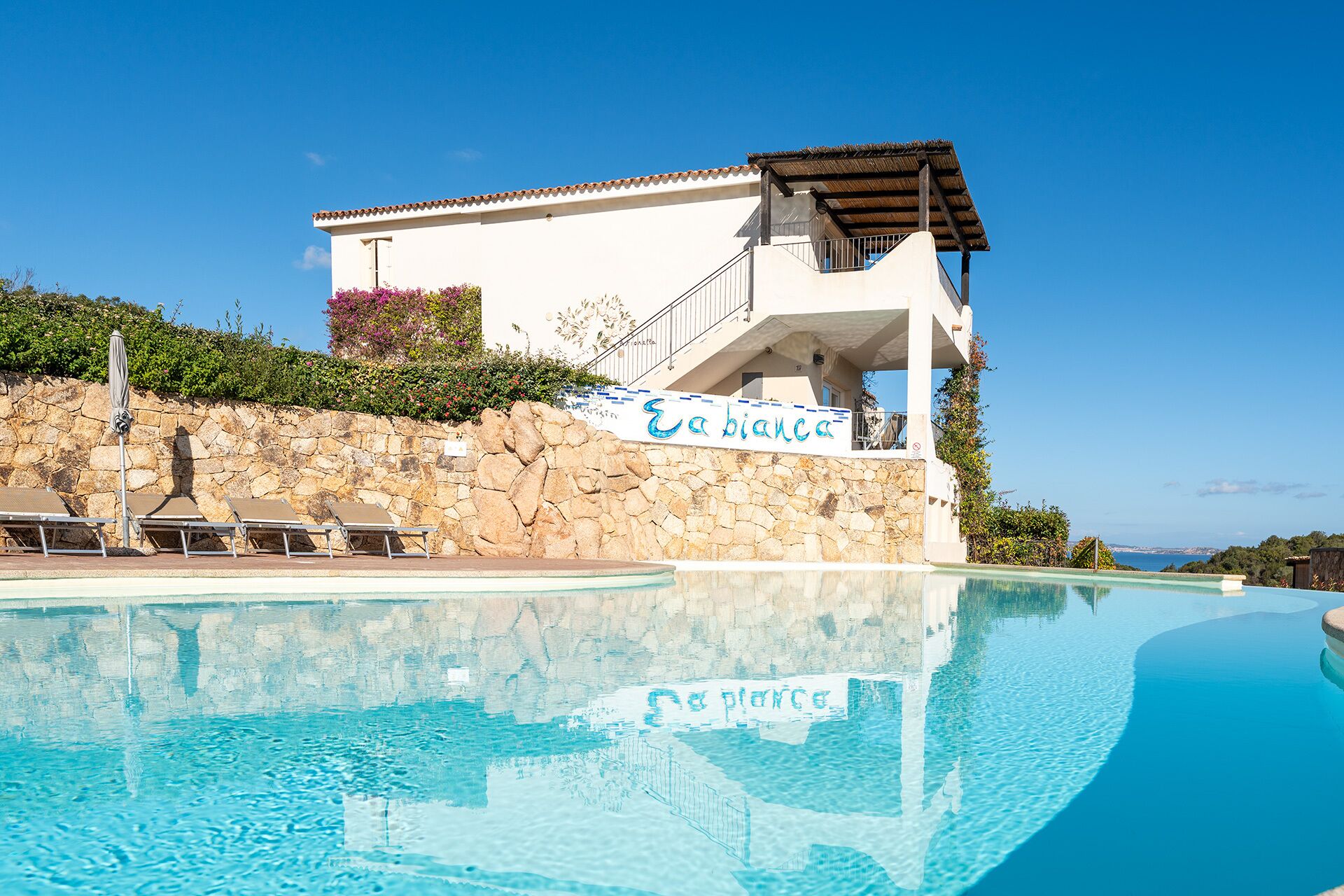 Utendørsbasseng, bassengparasoller og solsenger