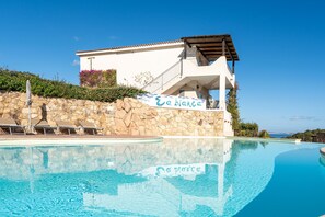 Outdoor pool, pool umbrellas, sun loungers