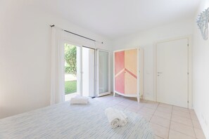 Departamento, 2 habitaciones, vista al mar | Tabla de planchar con plancha, cunas y ropa de cama 