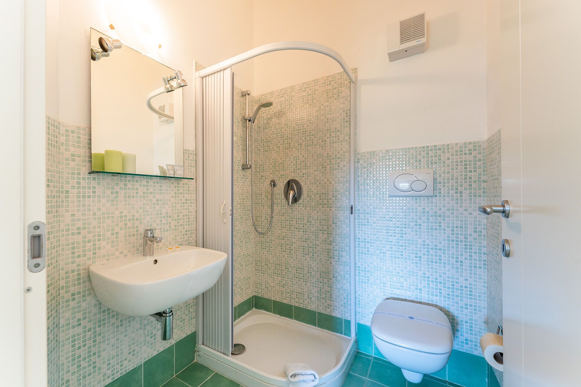 Ein Badezimmer mit Dusche, Waschbecken und Toilette.