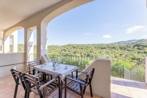 Apartamento, 2 quartos, vista para o mar | Terraço/pátio