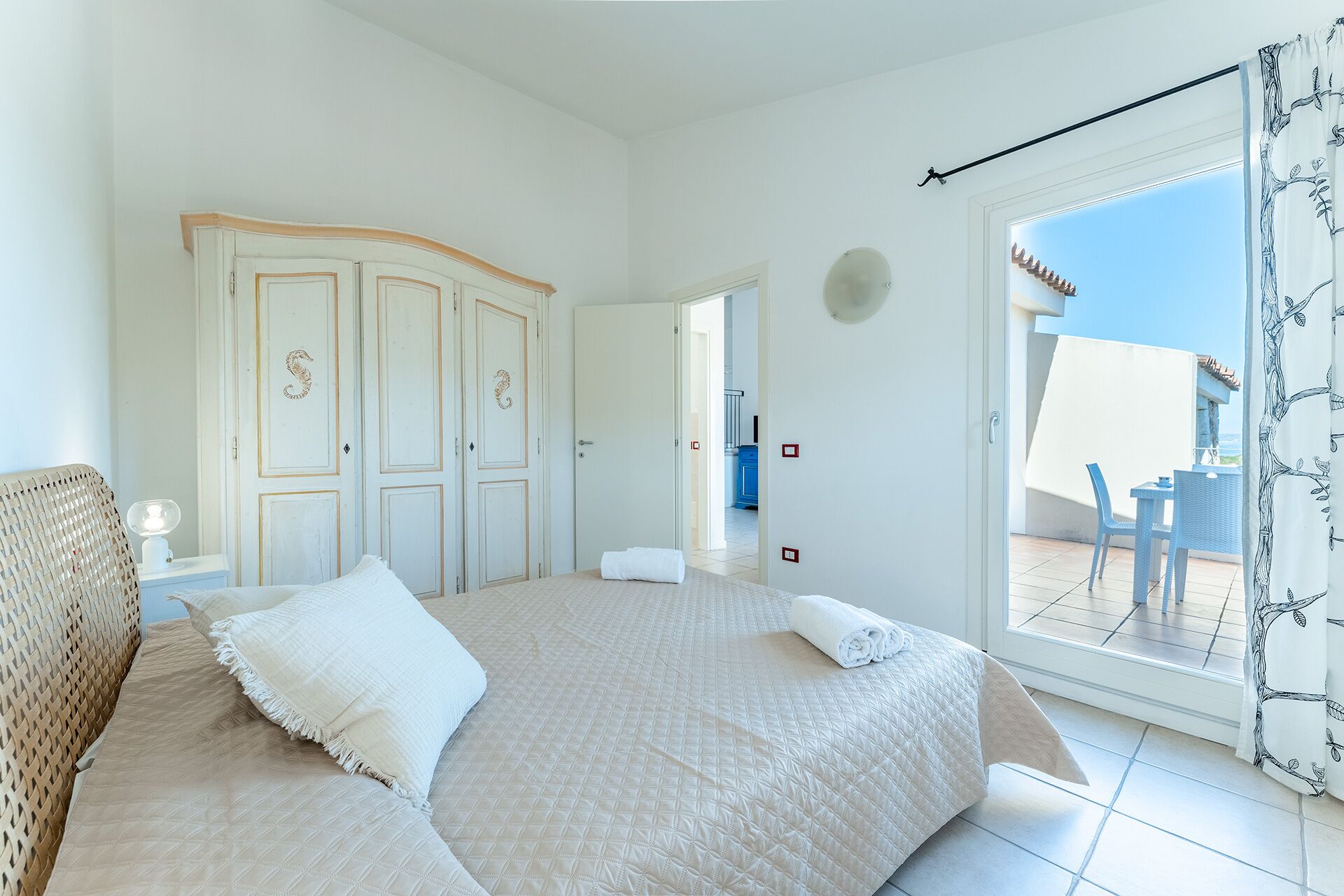 Iron/ironing board, cribs/infant beds, bed sheets