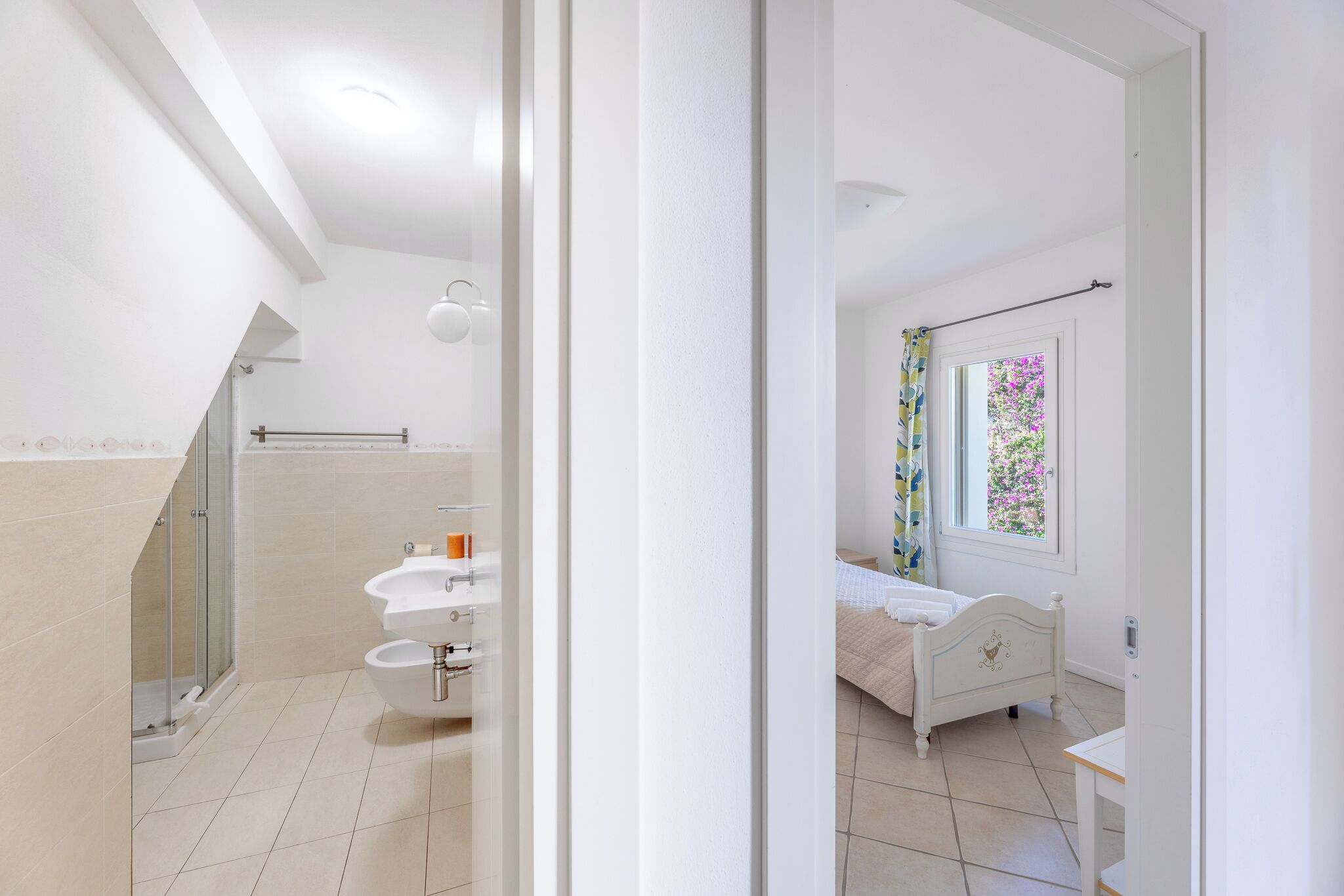 Un baño con ducha, inodoro y lavamanos.