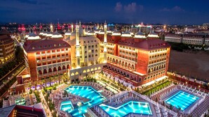 Un grand complexe hôtelier doté de plusieurs piscines, d’une cour centrale et d’un imposant bâtiment ressemblant à une mosquée.