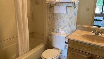 Combined shower/tub, hair dryer, towels