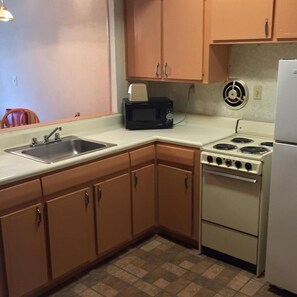 Fridge, microwave, stovetop - MacThrift Motor Inn (Virginia Beach)
