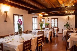 Petit déjeuner et déjeuner servis sur place, spécialités Cuisine locale