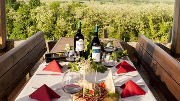 Petit déjeuner et déjeuner servis sur place, spécialités Cuisine locale