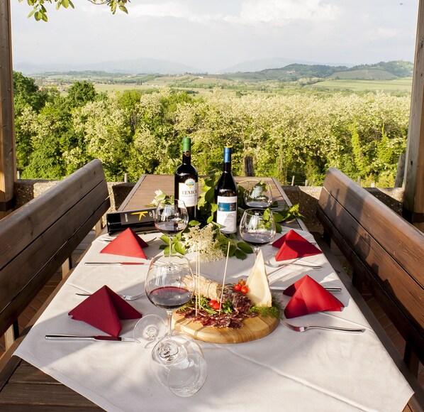 Petit déjeuner et déjeuner servis sur place, spécialités Cuisine locale