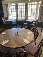 Se sirven desayunos, almuerzos, cenas y cocina británica