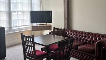 Eenvoudig appartement, en-suite badkamer, uitzicht op stad | Lounge