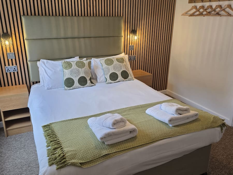 Standaard tweepersoonskamer, en-suite badkamer | Een bureau, babybedden, gratis wifi, beddengoed