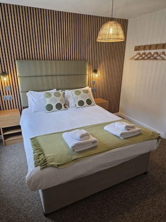 Standard Double Room, Ensuite | Desk, cribs/infant beds, free WiFi, bed sheets. The New Inn Hotel