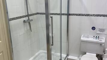 Kahden hengen deluxe-huone, kylpyhuone makuuhuoneen yhteydessä | Kylpyhuone | Suihkun ja ammeen yhdistelmä, ilmaiset hygieniatuotteet, hiustenkuivaaja