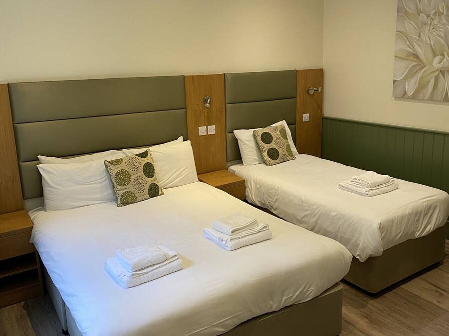 Family Triple Room, Ensuite | Desk, cots/infant beds, free WiFi, bed sheets