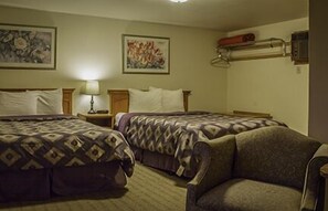 Kamar Standar, 2 Tempat Tidur Queen, pemandangan resor | Meja kerja, setrika/meja setrika, dan seprai linen